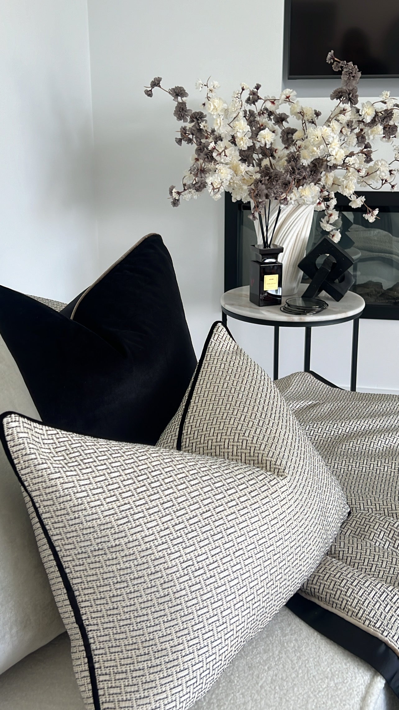 Senyorita black/ dark champagne trim cushion