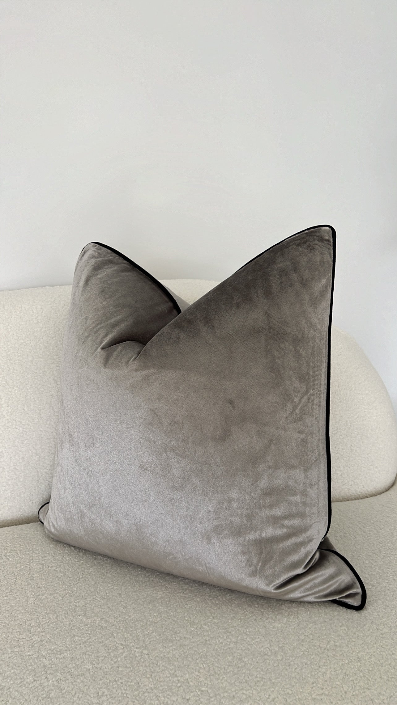 Hilton silver /black trim cushion