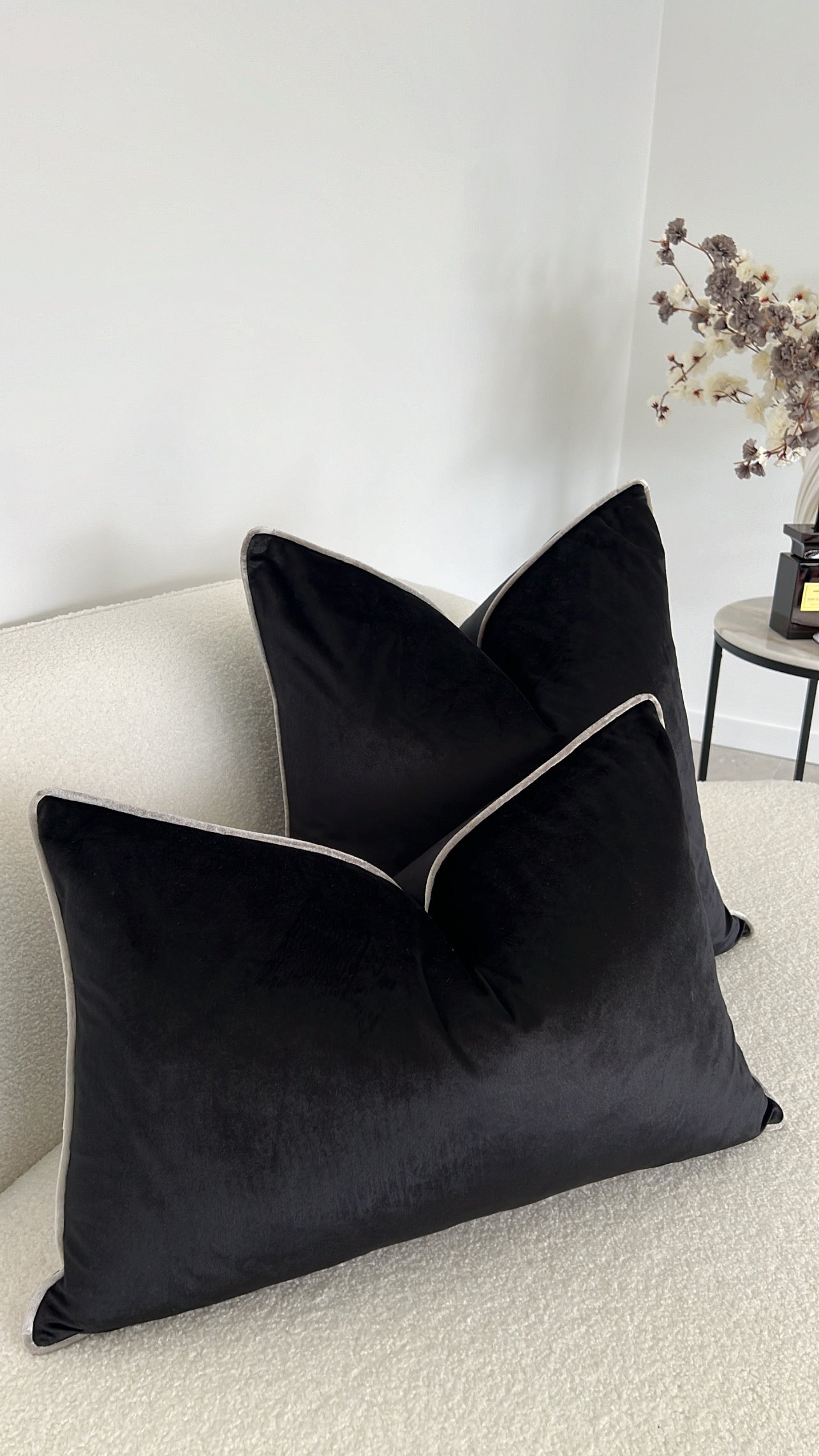 Hilton black/silver trim cushion